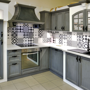 Eko zidana kuhinja z usnjeno napo 