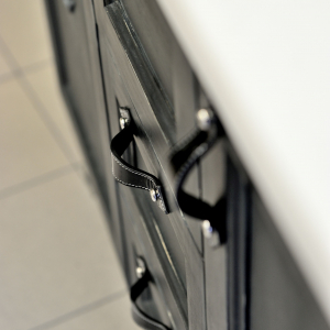 Usnjeni pohištveni ročaji Kupid na rustikalni kopalniški omari