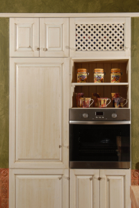 Pečica na višini v rustikalni kuhinji