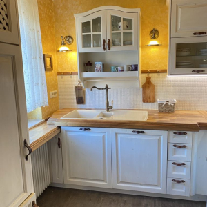 Rustikalna lesena kuhinja Shabby chic z usnjenimi ročaji