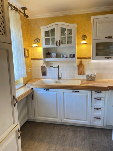 Rustikalna lesena kuhinja Shabby chic z usnjenimi ročaji