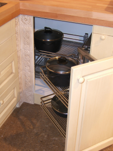 Kotni izvlečni sistem kromiranih košar v kuhinji