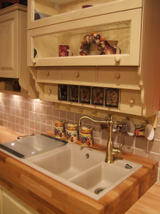 Omarica Shabby chic z držalom za skodelice, steklenkami, predalčki.......