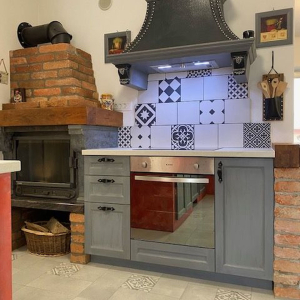 Rustikalna zidana kuhinja Luxury z usnjeno napo 