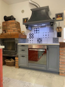 Rustikalna zidana kuhinja z usnjeno napo Rustika-Masiva.si, ekološko pohištvo iz naravnega lesa