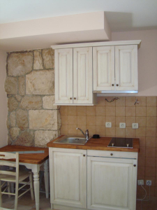 Rustikalne mini kuhinje in oprema za apartmaje