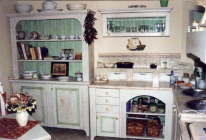 Unikatna dvobarvna masivna kuhinja Shabby Chic po meri. Prefinjena romantična estetika in ročno patiniran masivni les, ki v prostor prinašata trajnostni luksuz z dušo.