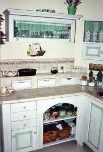 Unikatna dvobarvna masivna kuhinja Shabby Chic po meri. Prefinjena romantična estetika in ročno patiniran masivni les, ki v prostor prinašata trajnostni luksuz z dušo.